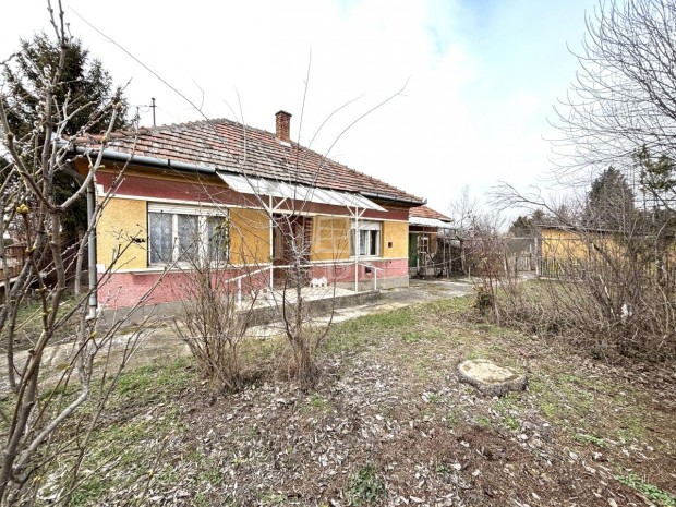 Elad� csal�di h�z Pilis, Saroktelken, l�v� csal�di h�z!