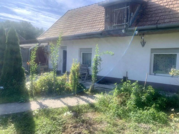 Elad� csal�di h�z Piliscs�ven  remek lehet�s�g fel�j�t�sra!