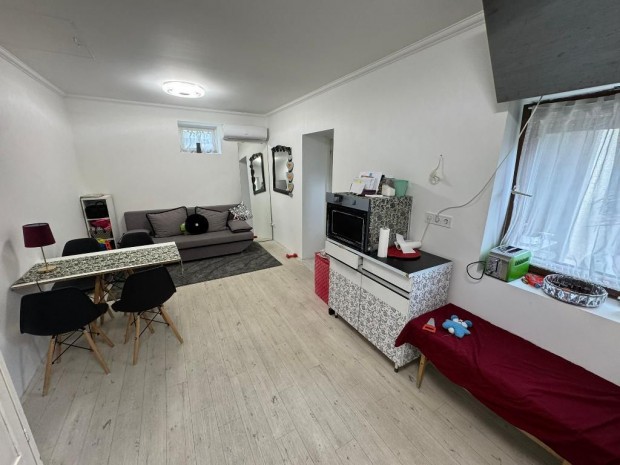 Elad� csal�di h�z Poroszl�n