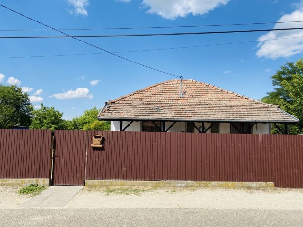 Elad� csal�di h�z Pusztavacs