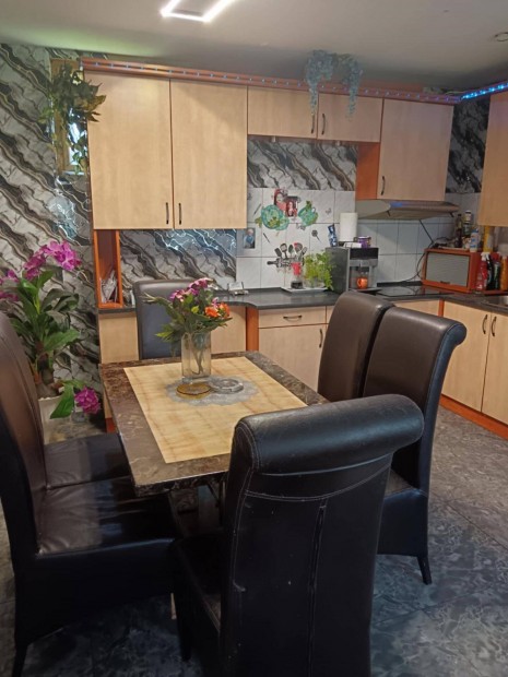 Elad� csal�di h�z R�baszentandr�son