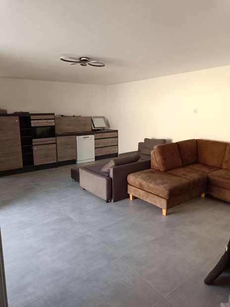 Elad� csal�di h�z R�baszentandr�son