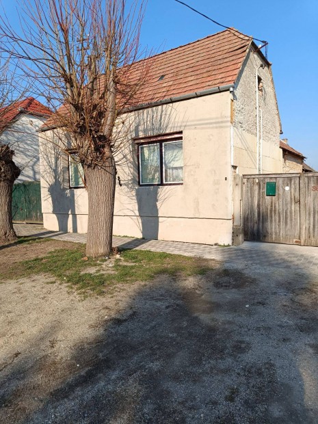 Elad� csal�di h�z R�baszentandr�son !