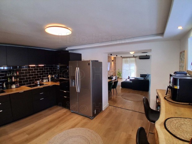 Elad� csal�di h�z Ravazdon