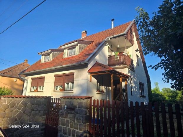 Elad csaldi hz Recsken a Mtra mellett