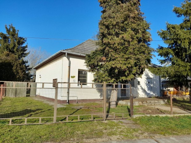 Elad� csal�di h�z Rinya�jlakon