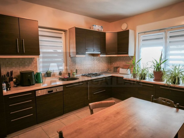 Elad� csal�di h�z S�ndorfalv�n, nyugodt k�rnyezetben