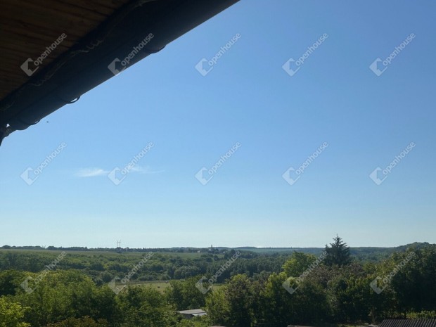 Elad� csal�di h�z Som k�zpontj�ban