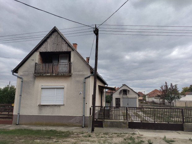 Elad� csal�di h�z Szank