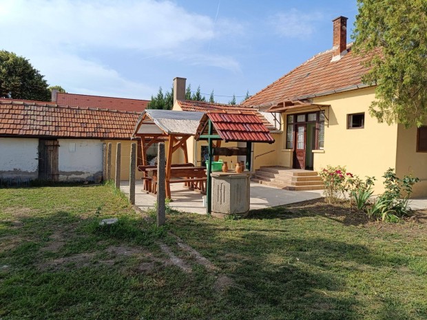 Eladó családi ház Szanyban
