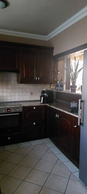 Elad� csal�di h�z Sz�kesfeh�rv�r