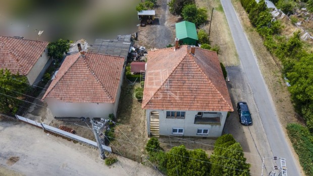 Elad� csal�di h�z Szentl�rinck�ta, Csendes utc�ban