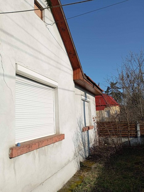 Elad� csal�di h�z Sziksz�n