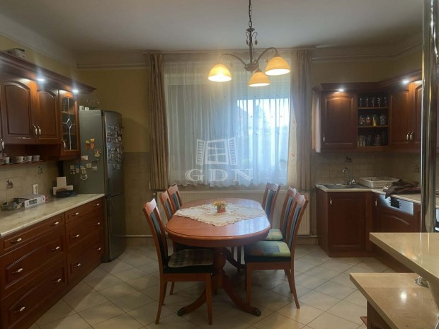 Elad� csal�di h�z Szob, Szob