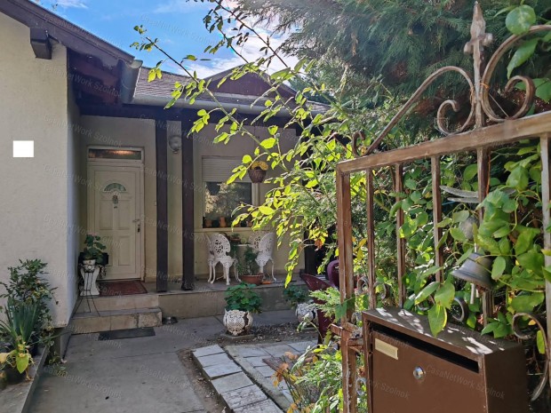 Elad� csal�di h�z Szolnokon, Holt-Tisz�t�l 30 m�terre!