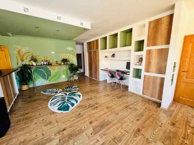 Elad� csal�di h�z Szolnokon (Szandasz�l�s)