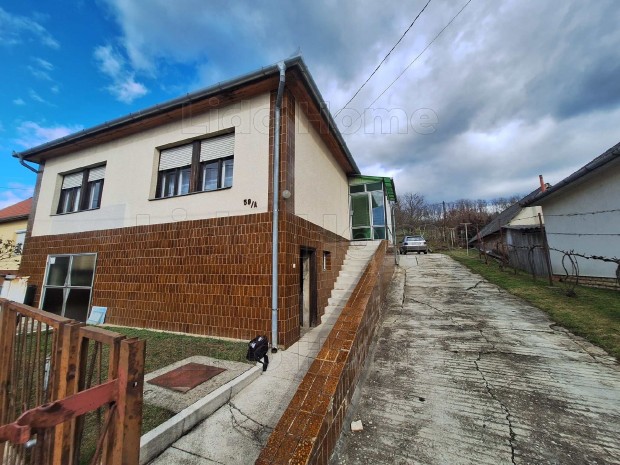 Elad� csal�di h�z Tabon csendes utc�ban, panor�m�s telken!