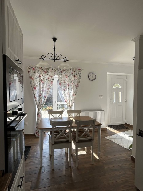 Elad� csal�di h�z Tapolca mellett