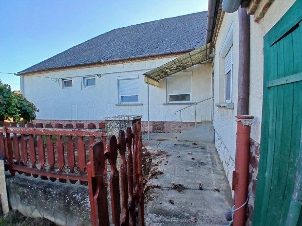 Elad� csal�di h�z T�pszentmikl�son