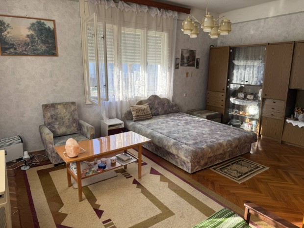 Elad� csal�di h�z Tarnam�r�n