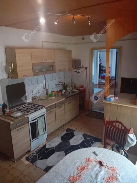 Elad csaldi hz Tatabnyn, Felsgalla csendes zskutcjban!