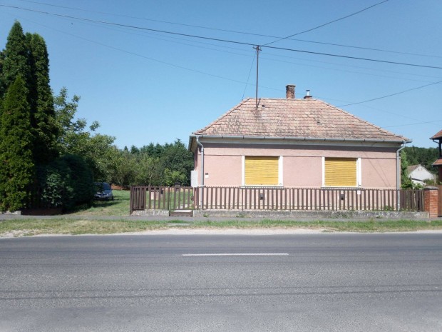 Elad� csal�di h�z Tesk�nd