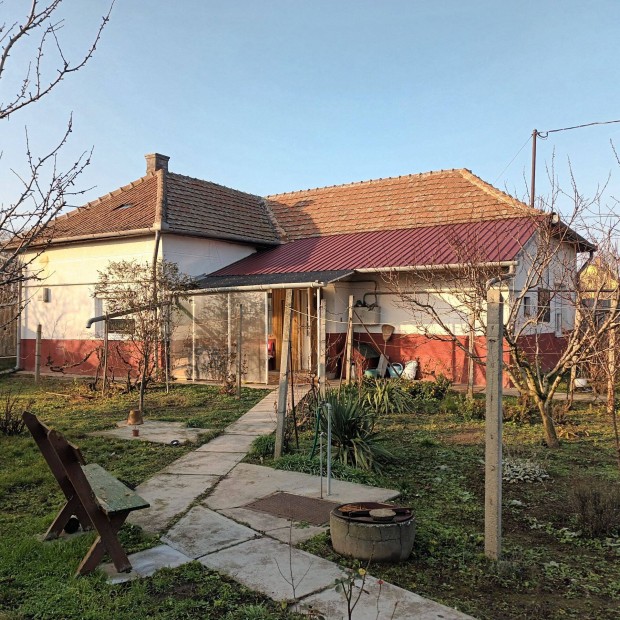 Elad� csal�di h�z,Tiszaf�ldv�r k�zponti r�sz�n.