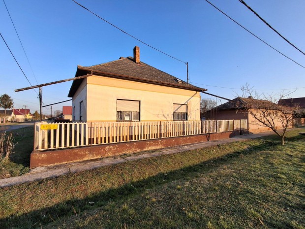 Elad� csal�di h�z Tiszaf�ldv�ron