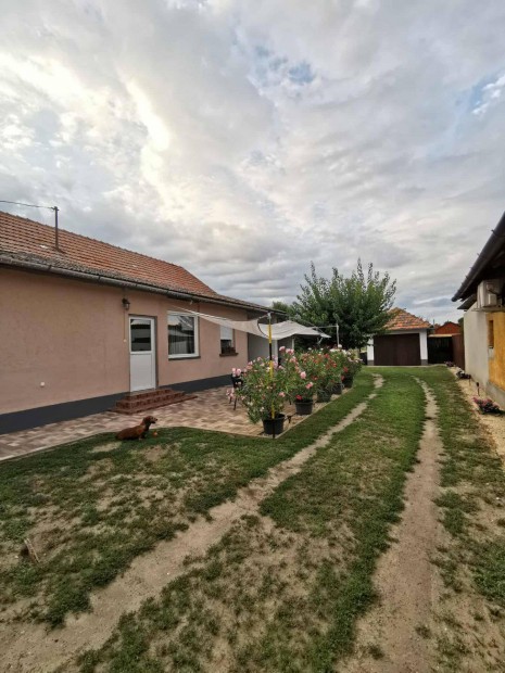 Elad� csal�di h�z Tiszak�cske