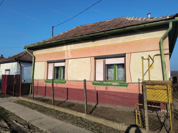 Elad� csal�di h�z Tiszap�sp�kiben!