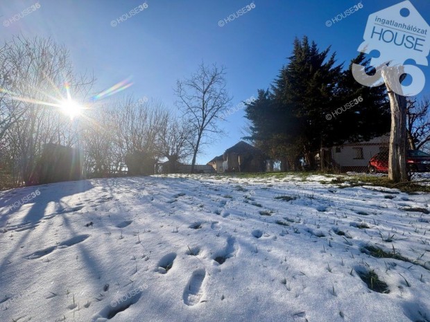 Elad� csal�di h�z Tiszaugon a Holt Tisz�hoz k�zel!