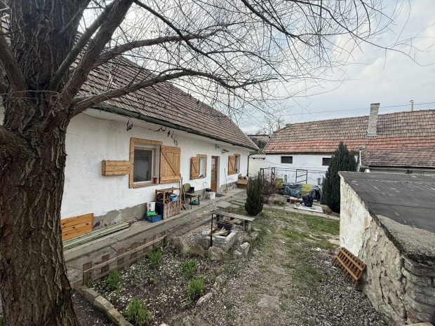 Elad� csal�di h�z Tokodon  csendes, nyugodt k�rnyezetben!