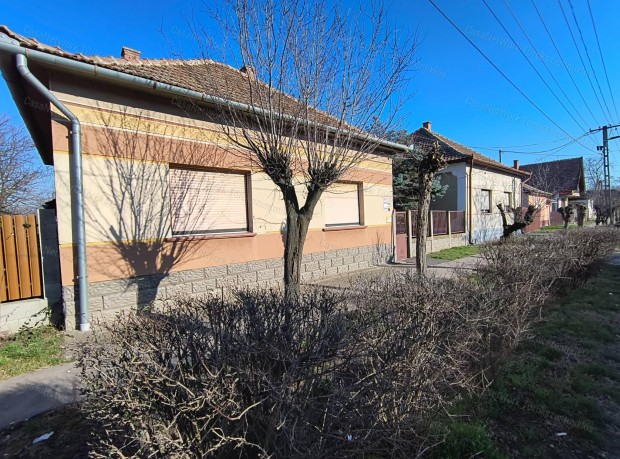 Elad� csal�di h�z T�r�kszentmikl�son!