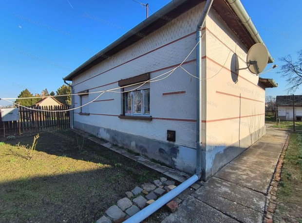 Elad� csal�di h�z T�r�kszentmikl�son!