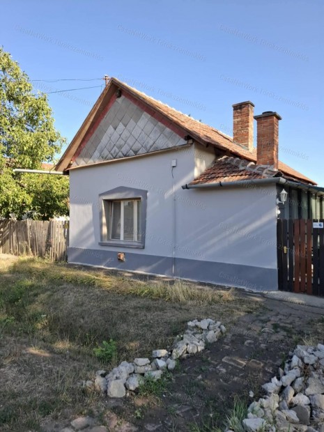 Elad� csal�di h�z T�r�kszentmikl�son!