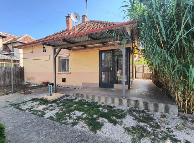 Elad� csal�di h�z T�r�kszentmikl�son a v�rosk�zpontban!