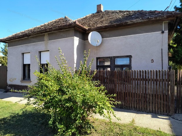 Elad� csal�di h�z T�r�kszentmikl�son a v�rosk�zpontban!