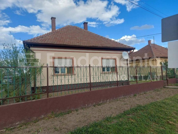Eladó családi ház Törtelen - Kiváló állapot, nyugodt környezet!