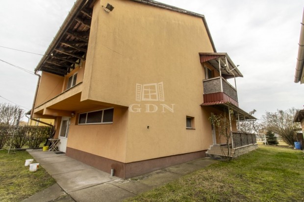 Elad� csal�di h�z Tura, Kast�lyhoz k�zel