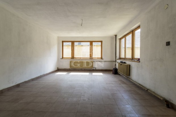 Elad� csal�di h�z Tura, K�zponti helyen