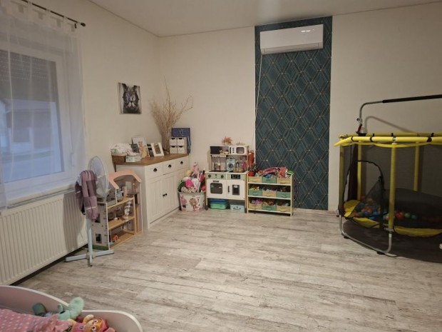 Elad� csal�di h�z �jpetr�n