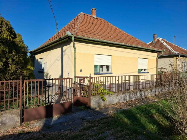 Elad� csal�di h�z �jsz�szon