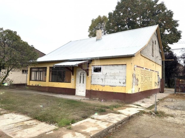 Elad� csal�di h�z �ll�, MEGKEZDETT FEL�J�T�SSAL!