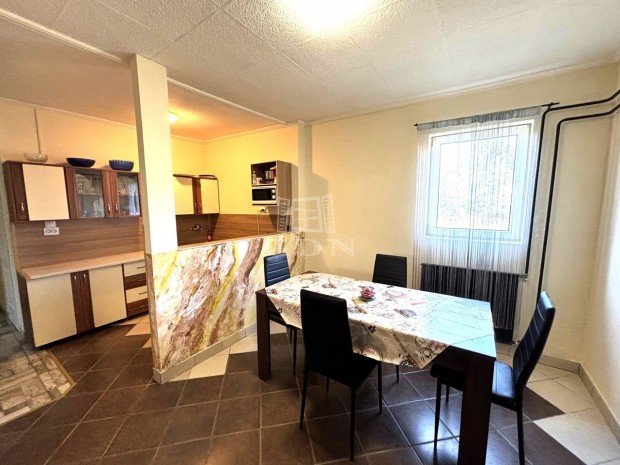 Elad� csal�di h�z �ll�, �n�ll� csal�di h�z, j� k�rnyezetben