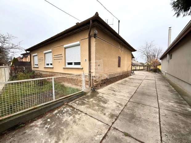 Elad� csal�di h�z �ll�, RENGETEG LEHET�S�GGEL!