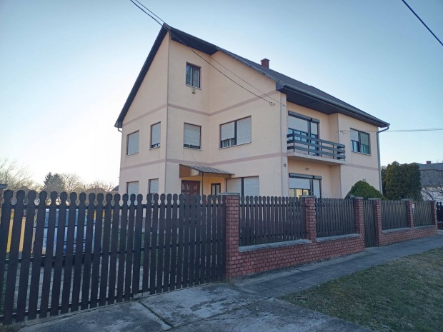 Elad� csal�di h�z V�cszentl�szl�n