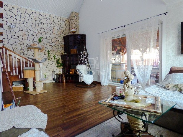 Elad� csal�di h�z Vecs�s, Fels�halom csendes r�sz�n