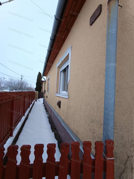 Elad� csal�di h�z Zagyvar�kason