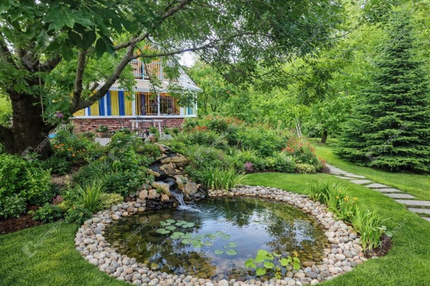 Elad� csal�di h�z Z�molyon