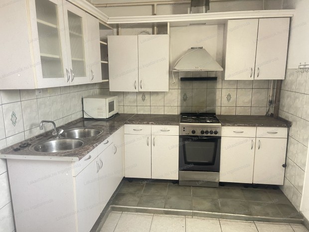 Elad� csal�di h�z, Baja